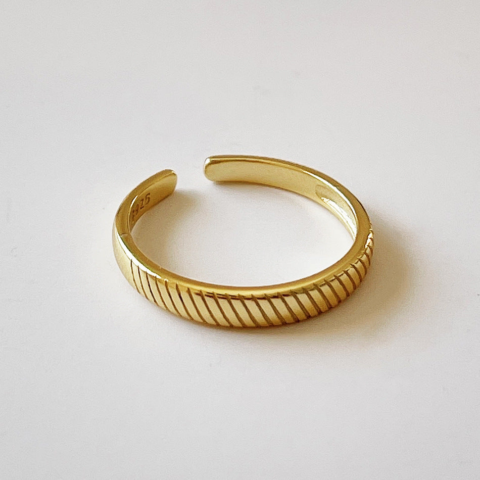 Anillo Minimalista de Plata de Ley 925 con Rayas para Mujer