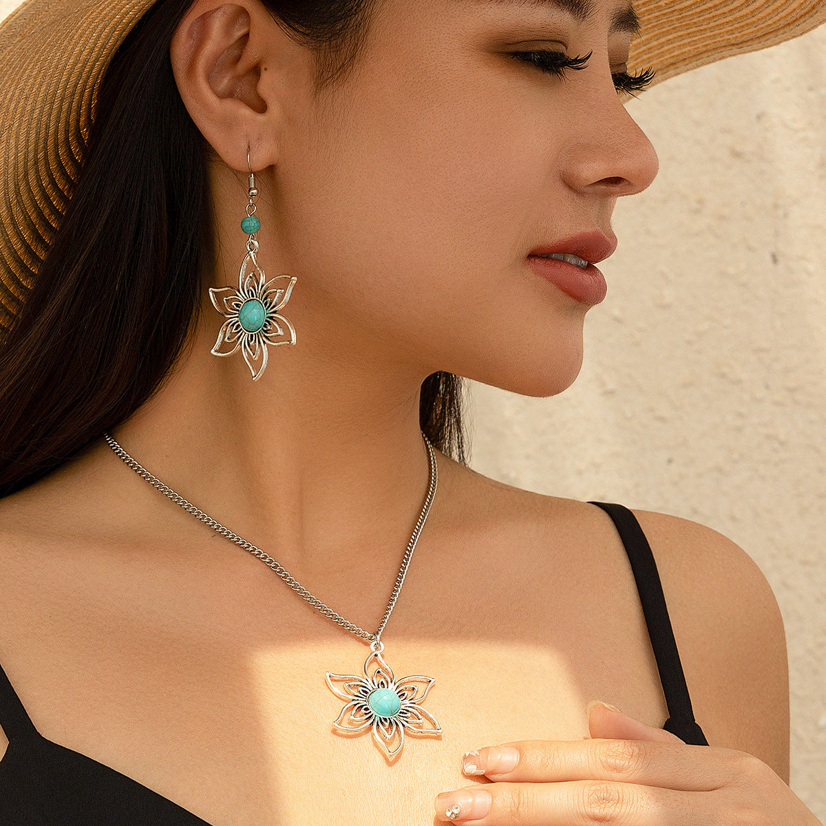 Collana Donna in Stile Etnico con Ciondolo Turchese e Palma, Forma Geometrica, Struttura in Lega, Incassatura Micro-Pavé, Catena a O