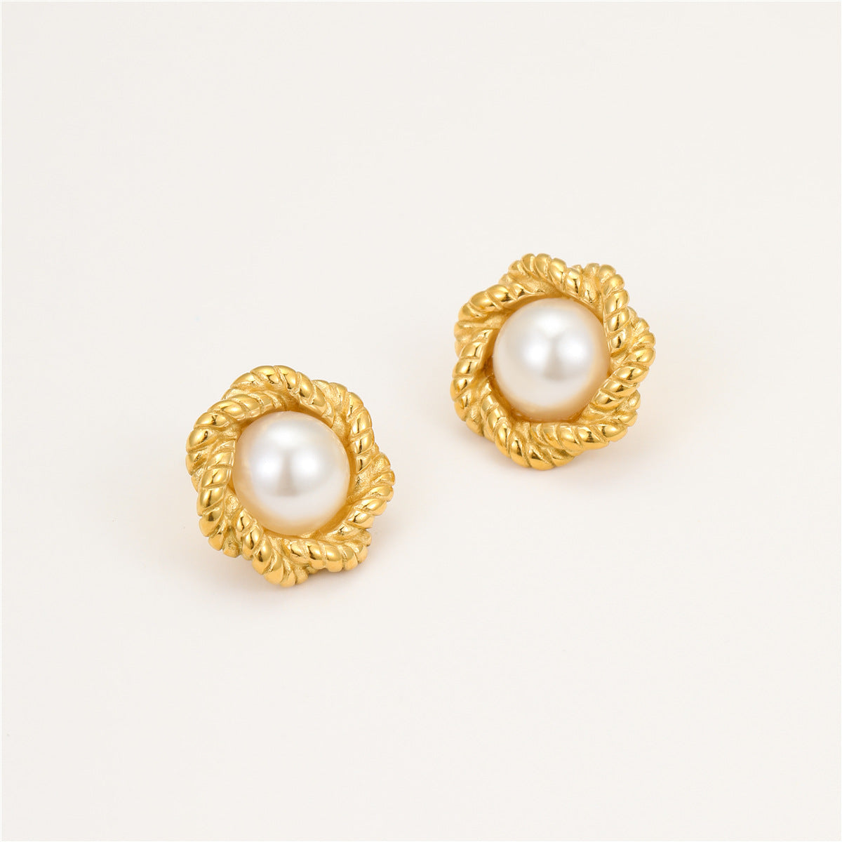 Elegantes pendientes de perlas con diseño floral trenzado de acero inoxidable chapado en oro para mujer con diseño geométrico y acabado de lujo