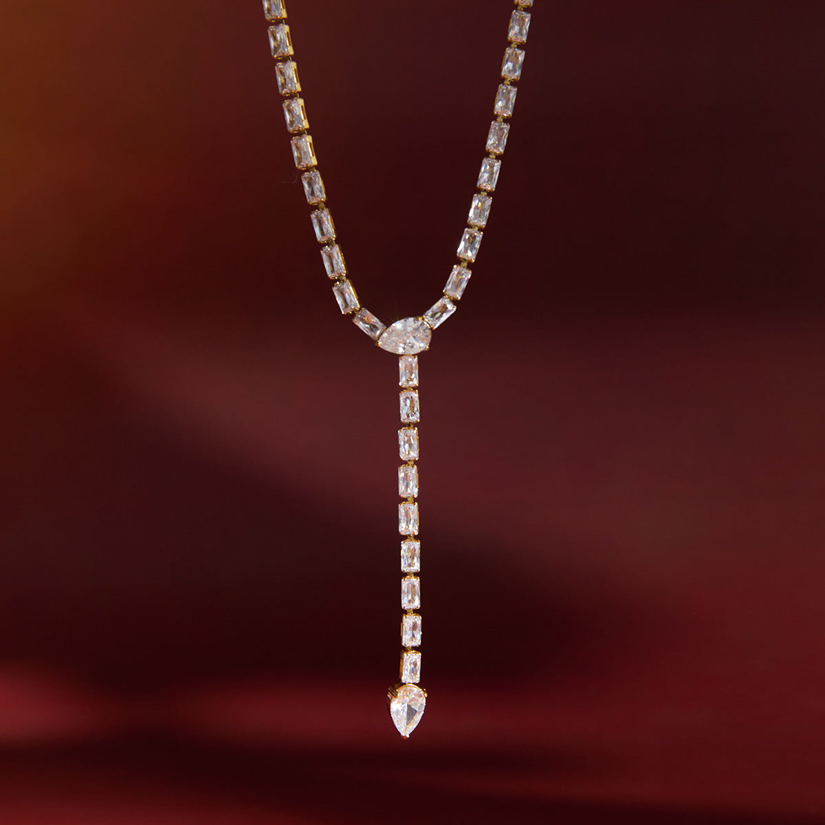Elegante collar tipo Y minimalista geométrico de circonita cúbica incrustada en acero inoxidable con cadena de serpiente para mujer