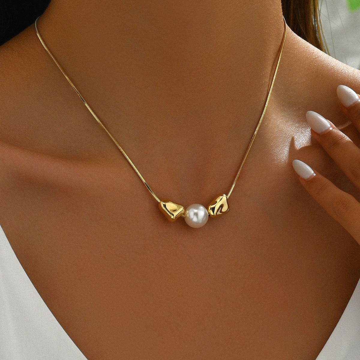 Collar con colgante geométrico minimalista para mujer con incrustaciones de perlas y cadena de cobre