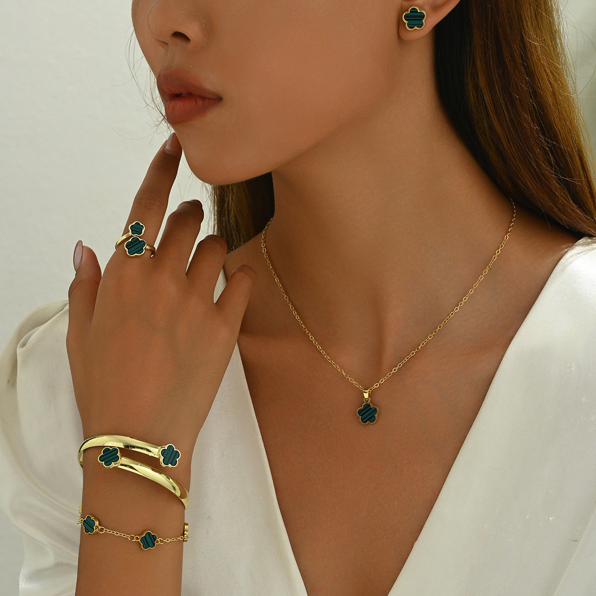 Set di collana e orecchini in lega con design a petalo di trifoglio minimalista e finitura smaltata da donna