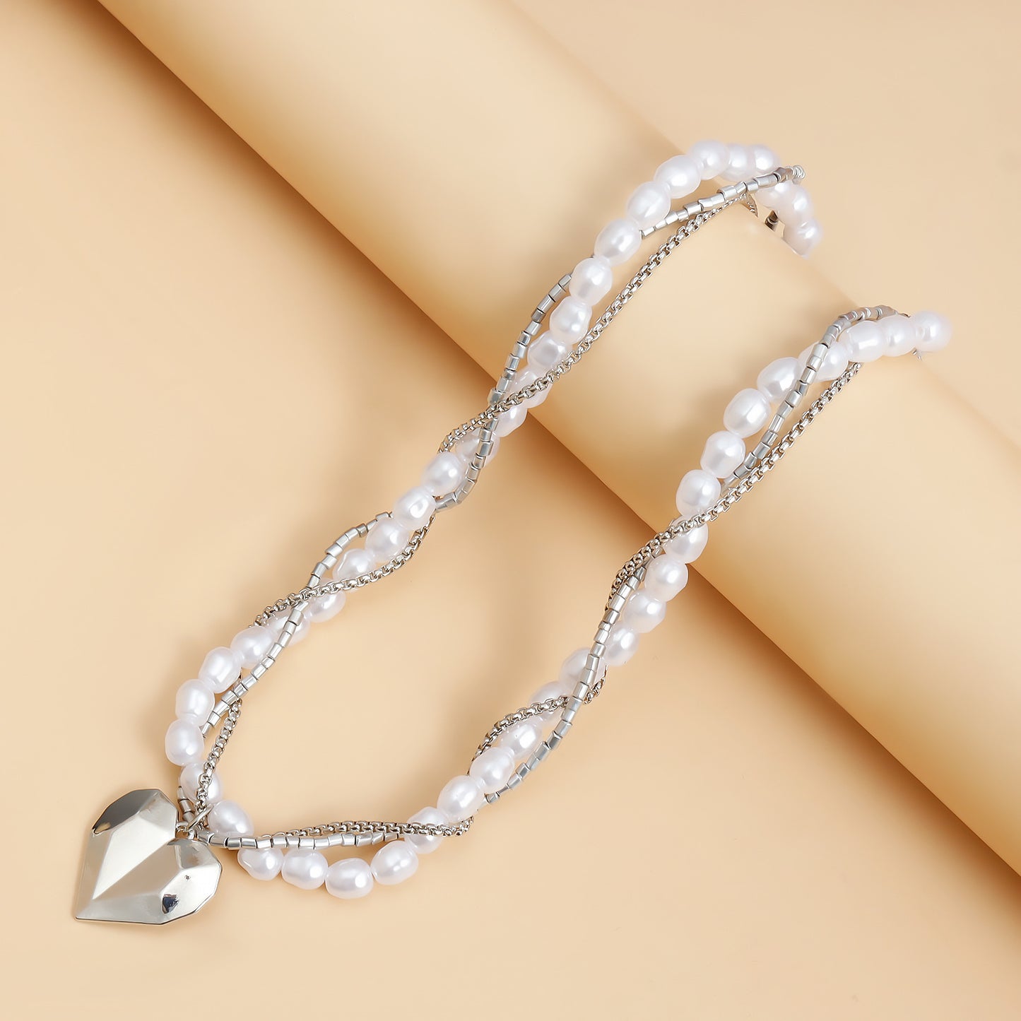 Sweet and Edgy Heart-Shaped Geometric Alloy Pendant Clavicle Necklace with Plated Finish Fashion Layered Necklace for Women