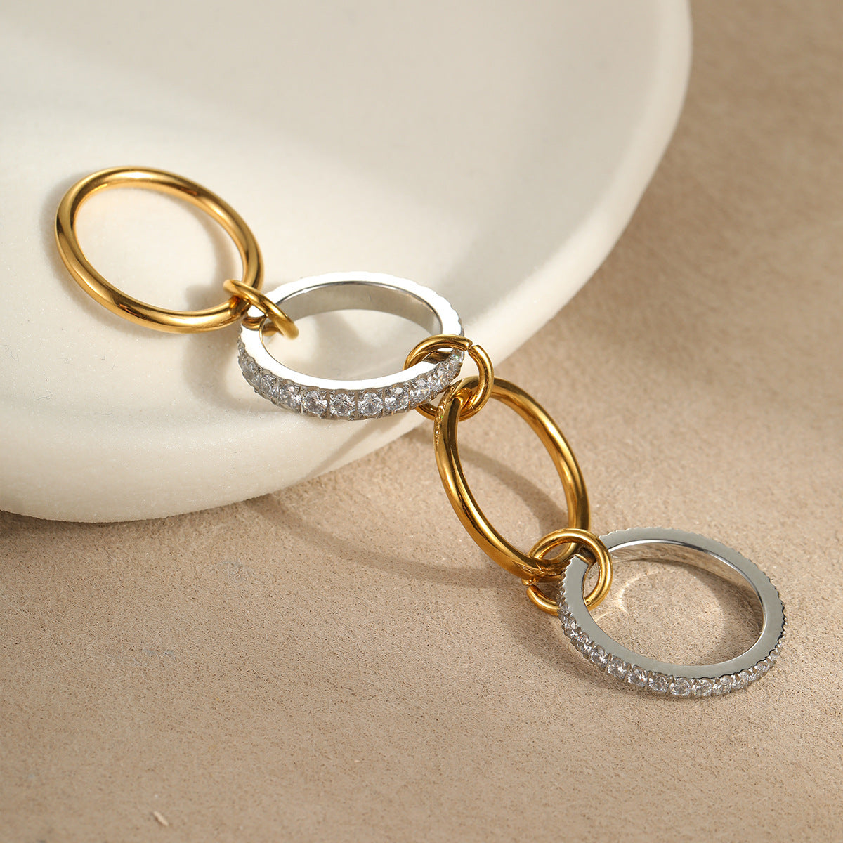 Anillo minimalista geométrico de acero inoxidable con baño de oro de 18 quilates para mujer, banda ajustable apilable