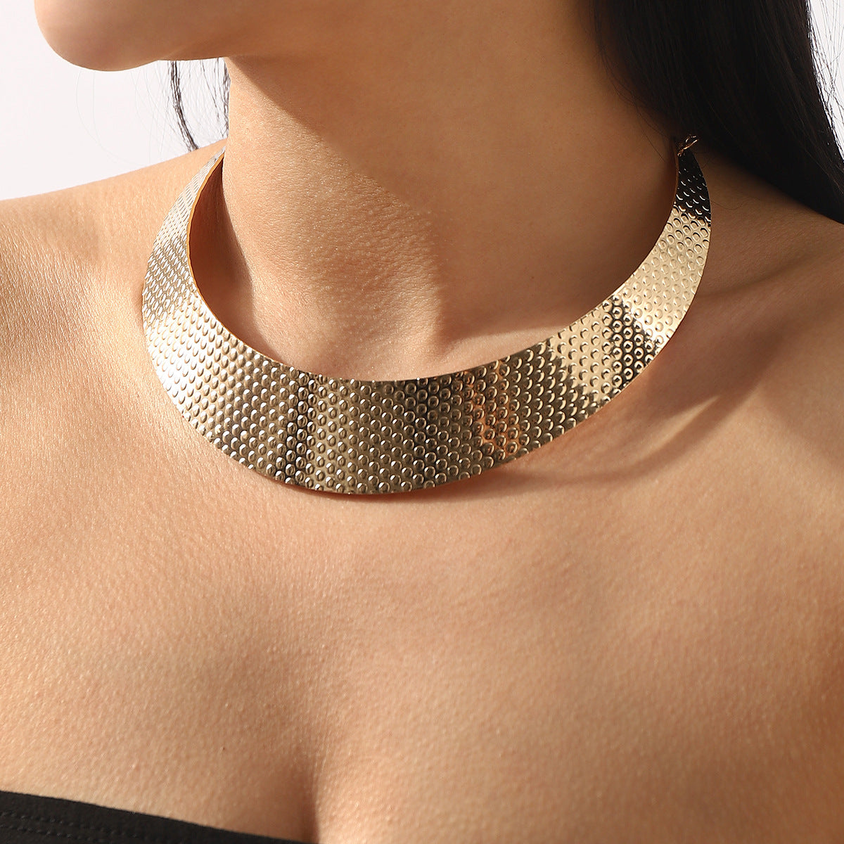 Collana girocollo da donna testurizzata a forma di anello geometrico stile punk con finitura in ferro galvanizzato