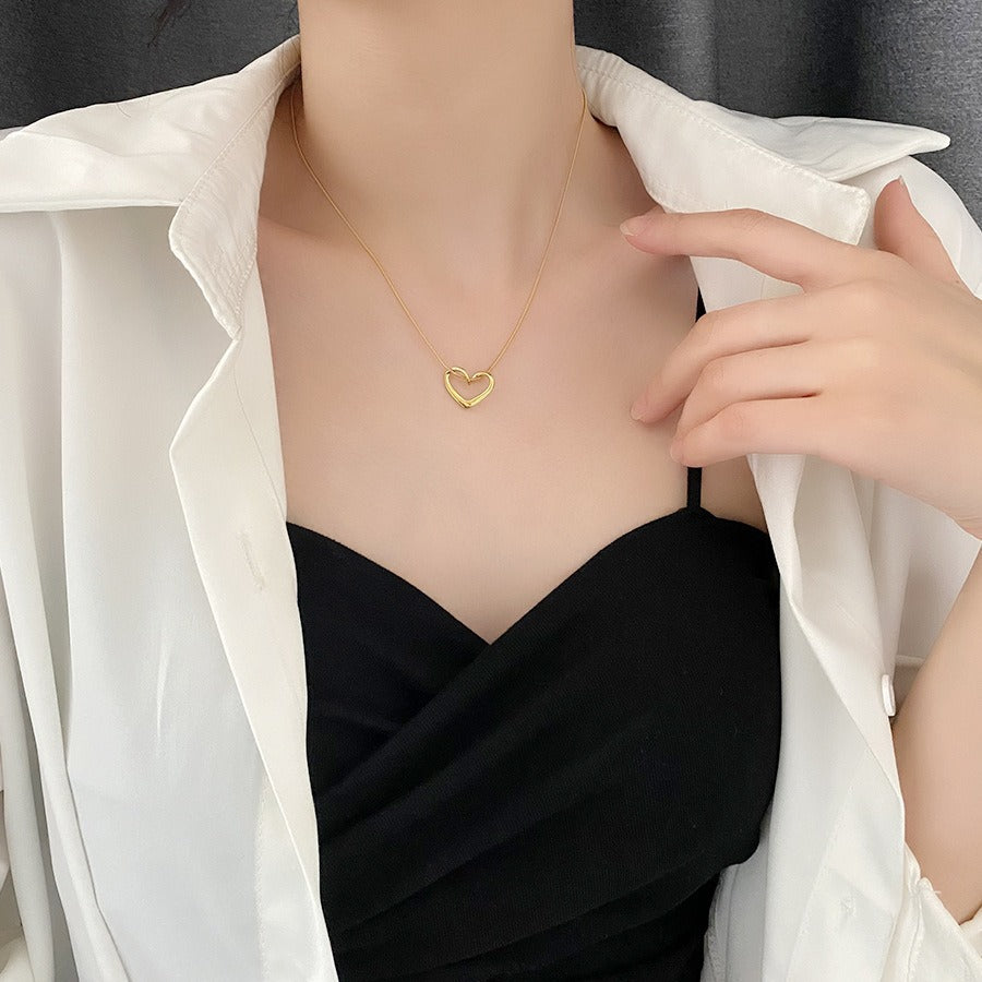 Collana con pendente a cuore cavo minimalista per donna in acciaio al titanio con finitura placcata, delicata catena clavicola