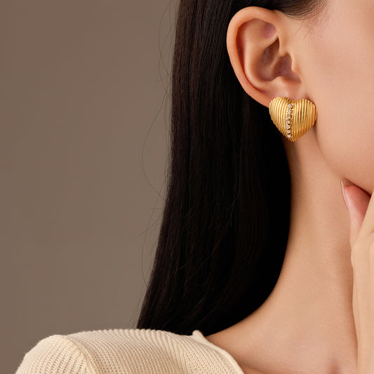 Pendientes de Acero Inoxidable con Forma de Corazón Estilo Vintage con Incrustaciones de Pedrería para Mujer, Pendientes de Tuerca de Titanio Chapados en Oro de 18K