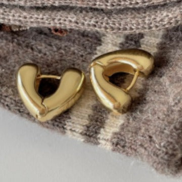 Pendientes de tuerca minimalistas de plata de ley 925 con forma de corazón en V y diseño geométrico con microincrustaciones