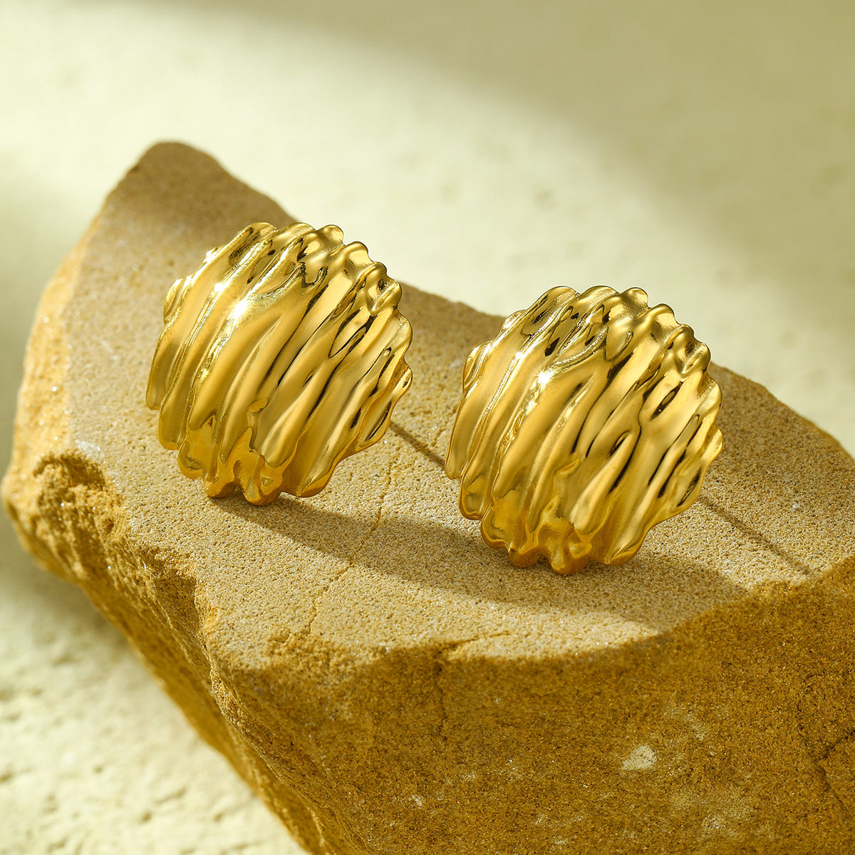Orecchini a perno alla moda e minimalisti a forma di cuore in acciaio inossidabile con placcatura in oro 18 carati e texture a pieghe francesi