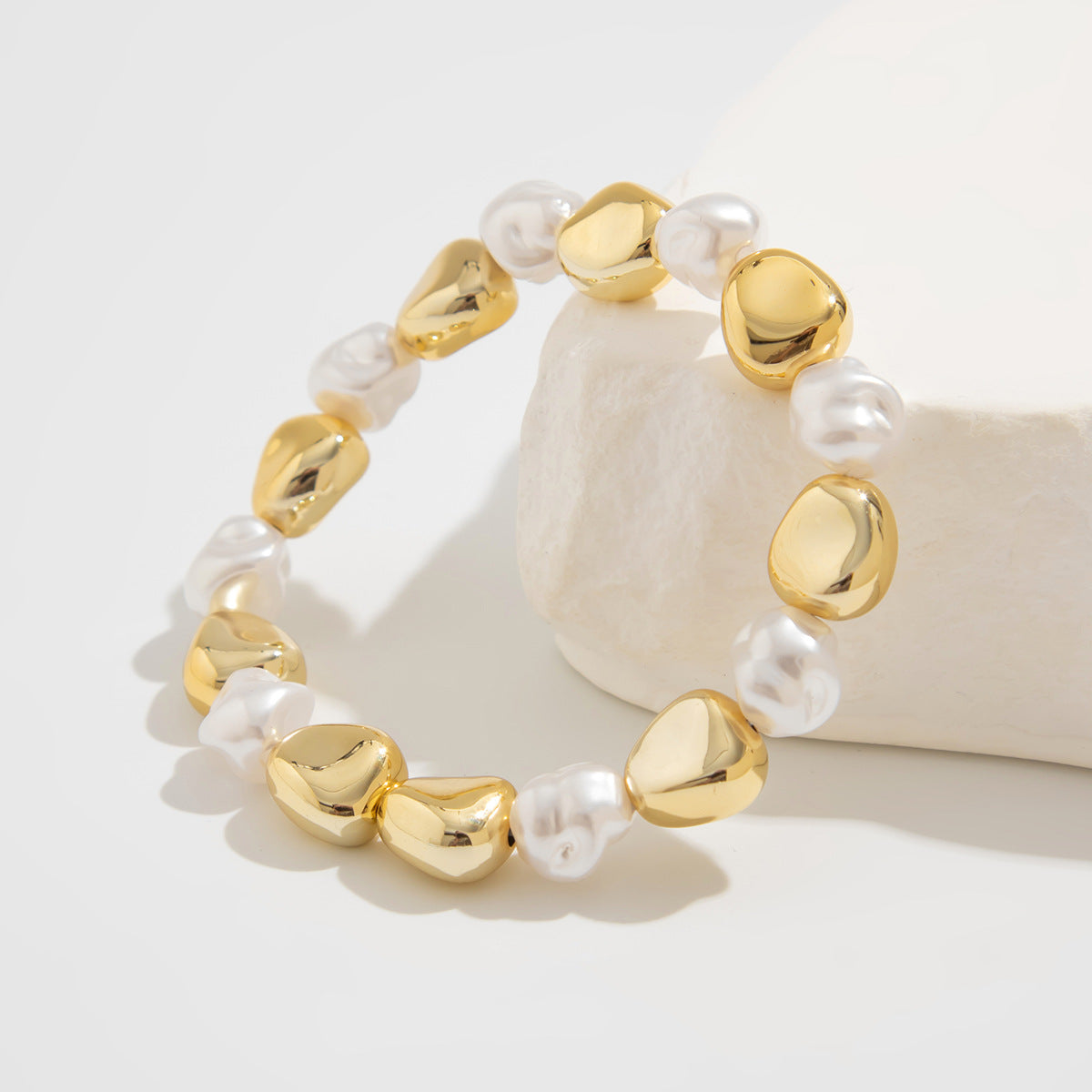 Pulsera de aleación con forma de gota de agua irregular, superficie pulida y acabado chapado para mujer