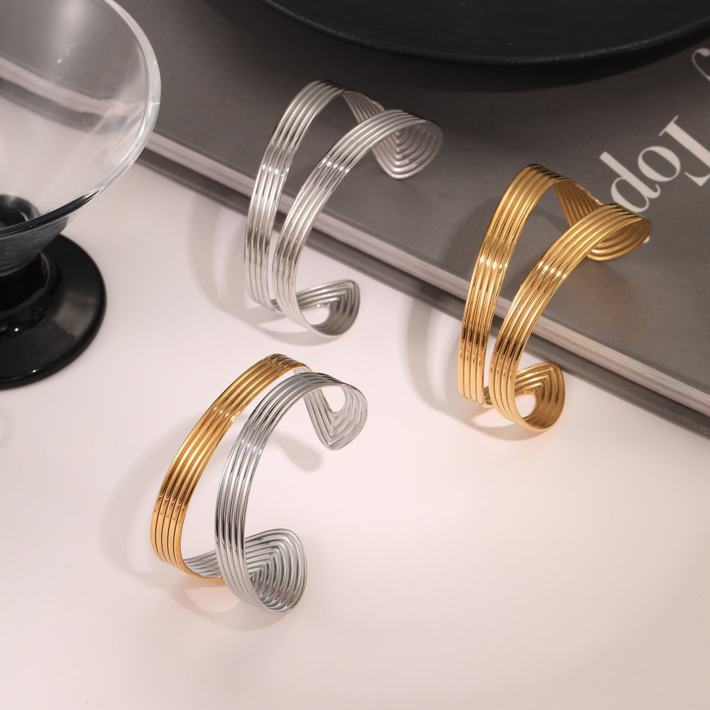 Bracciale a Polsino Geometrico alla Moda in Acciaio Inossidabile da Donna con Design Traforato e Finitura Placcata