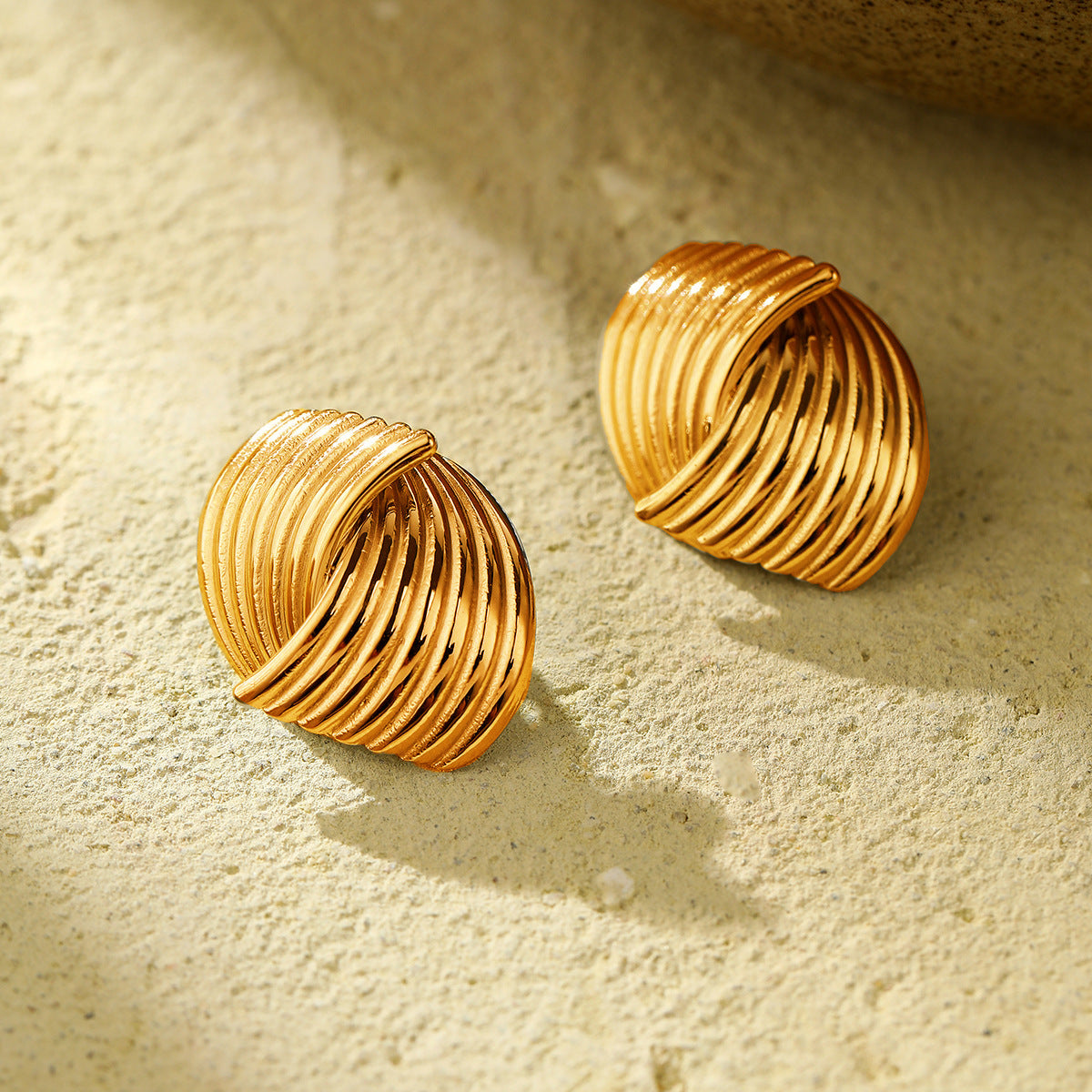 Pendientes geométricos de acero inoxidable de moda con chapado en oro de 18 quilates y textura a rayas para mujer