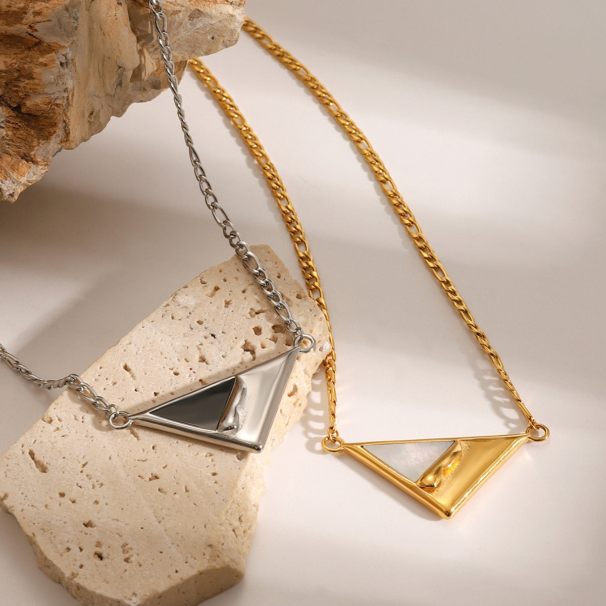 Collana con Ciondolo a Conchiglia Geometrica in Acciaio Inossidabile con Finitura Galvanizzata da Donna, Catena Minimalista a Clavicola Stile Medaglione