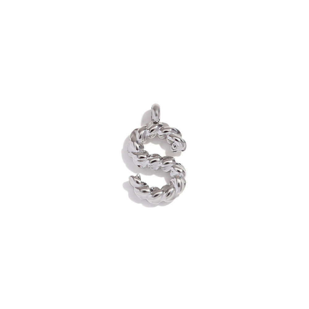 Colgante minimalista de acero inoxidable chapado en oro de 18 quilates con mini letra retorcida para mujer