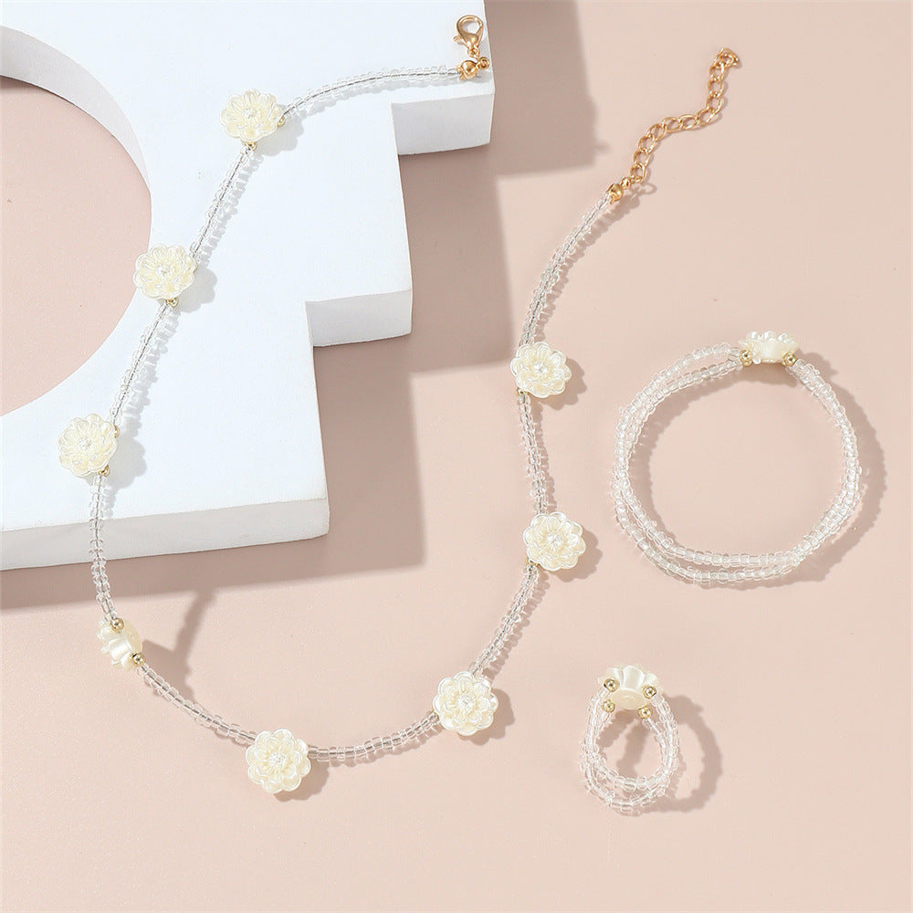 Set di collana floreale a farfalla minimalista con perle e ciondolo in plastica su catena di perline rotonde per ragazze