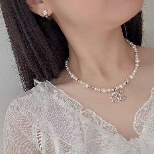 Collana da donna con ciondolo a lettera placcato oro di lusso, perle e strass su catena a sfera