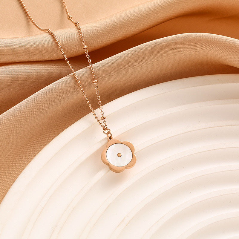 Originale Collana con Pendente a Forma di Trifoglio in Acciaio al Titanio con Intarsio di Strass su Catena a O per Uomini e Donne