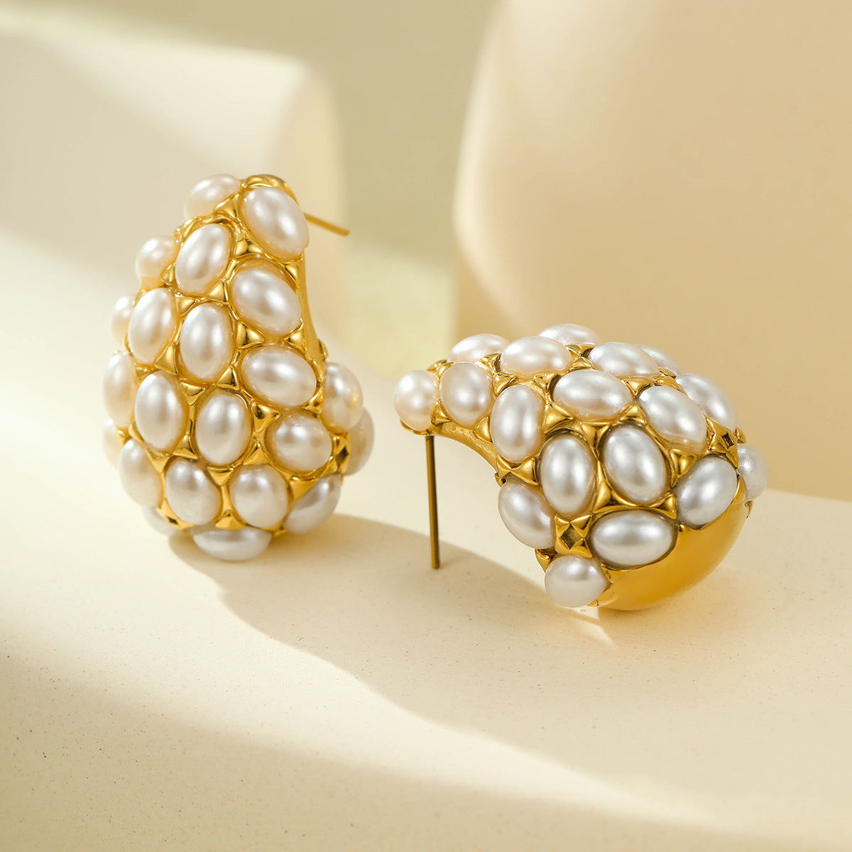 Pendientes de acero de titanio con forma de lágrima estilo vintage, incrustaciones de perlas y baño de oro de 18 quilates para mujer