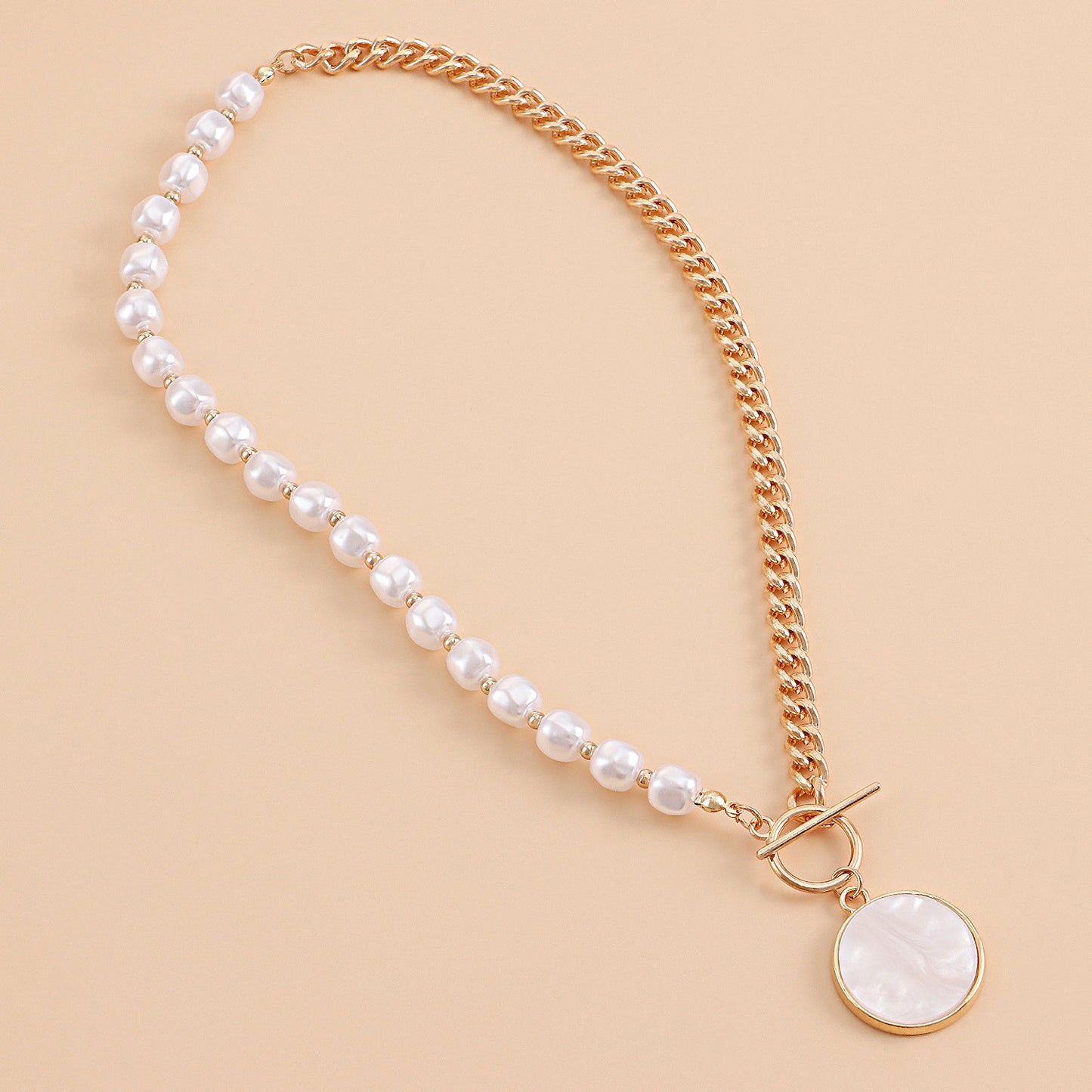 Collana con Pendente Geometrico Minimalista in Lega con Effetto Madreperla e Finitura Placcata, Catena Ritorta da Donna