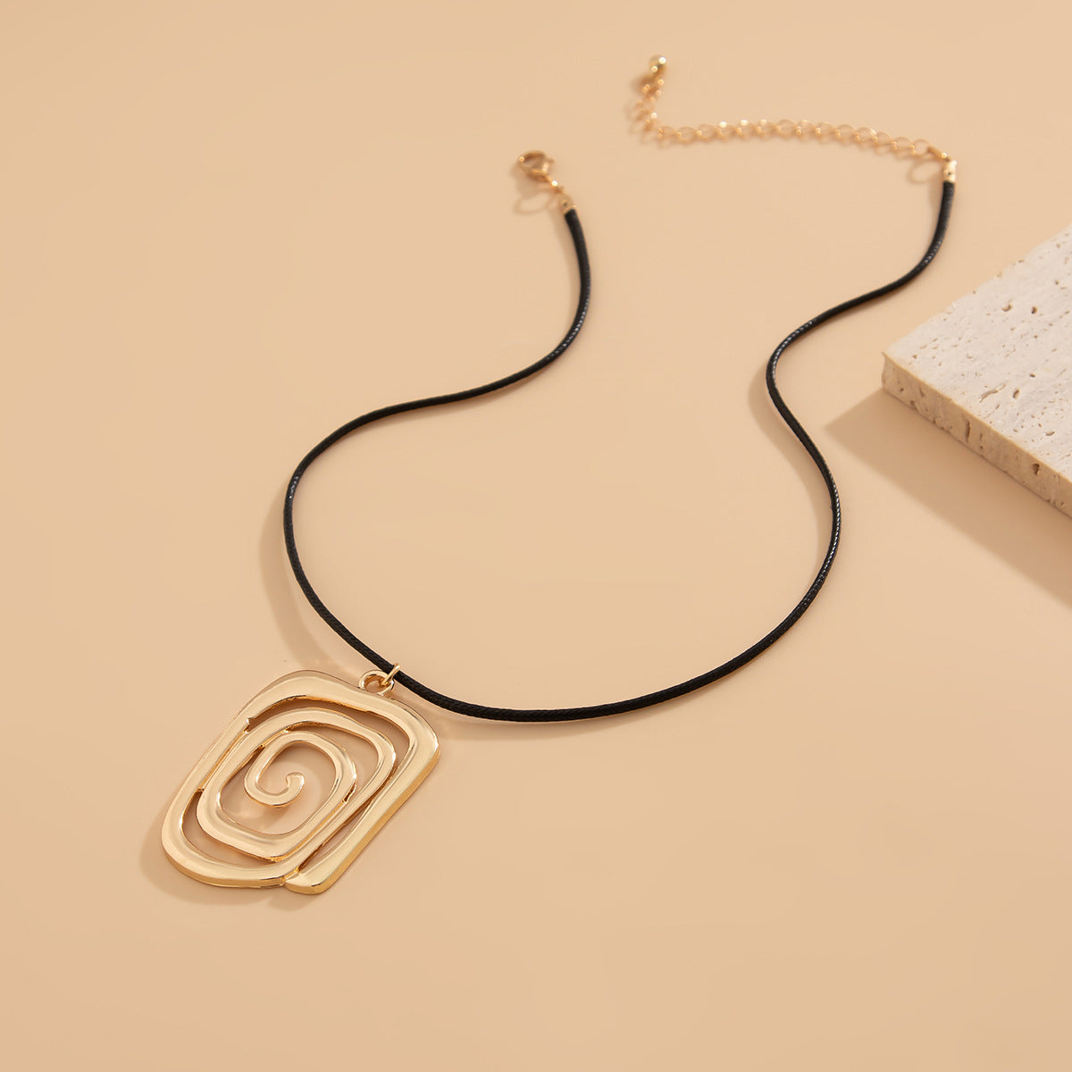 Orecchini a perno geometrici minimalisti in acciaio inossidabile con finitura smaltata, design a spirale e quadrato