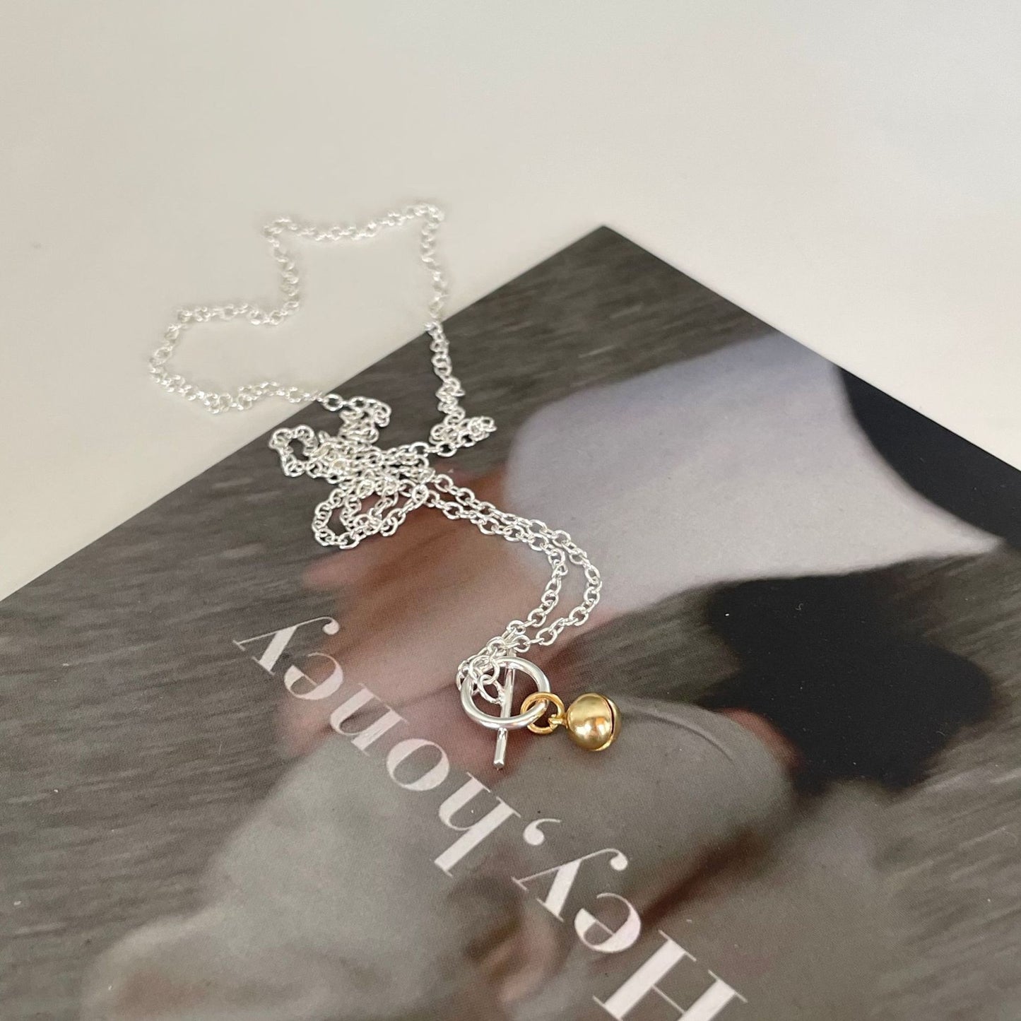 Collana con ciondolo geometrico minimalista naturale con campanella in argento su catena a maglia quadra in argento sterling 925