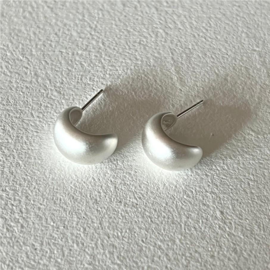 Orecchini a Cerchio Minimalisti Geometrici a U in Argento Opaco con Intarsio di Perle in Argento Sterling 925