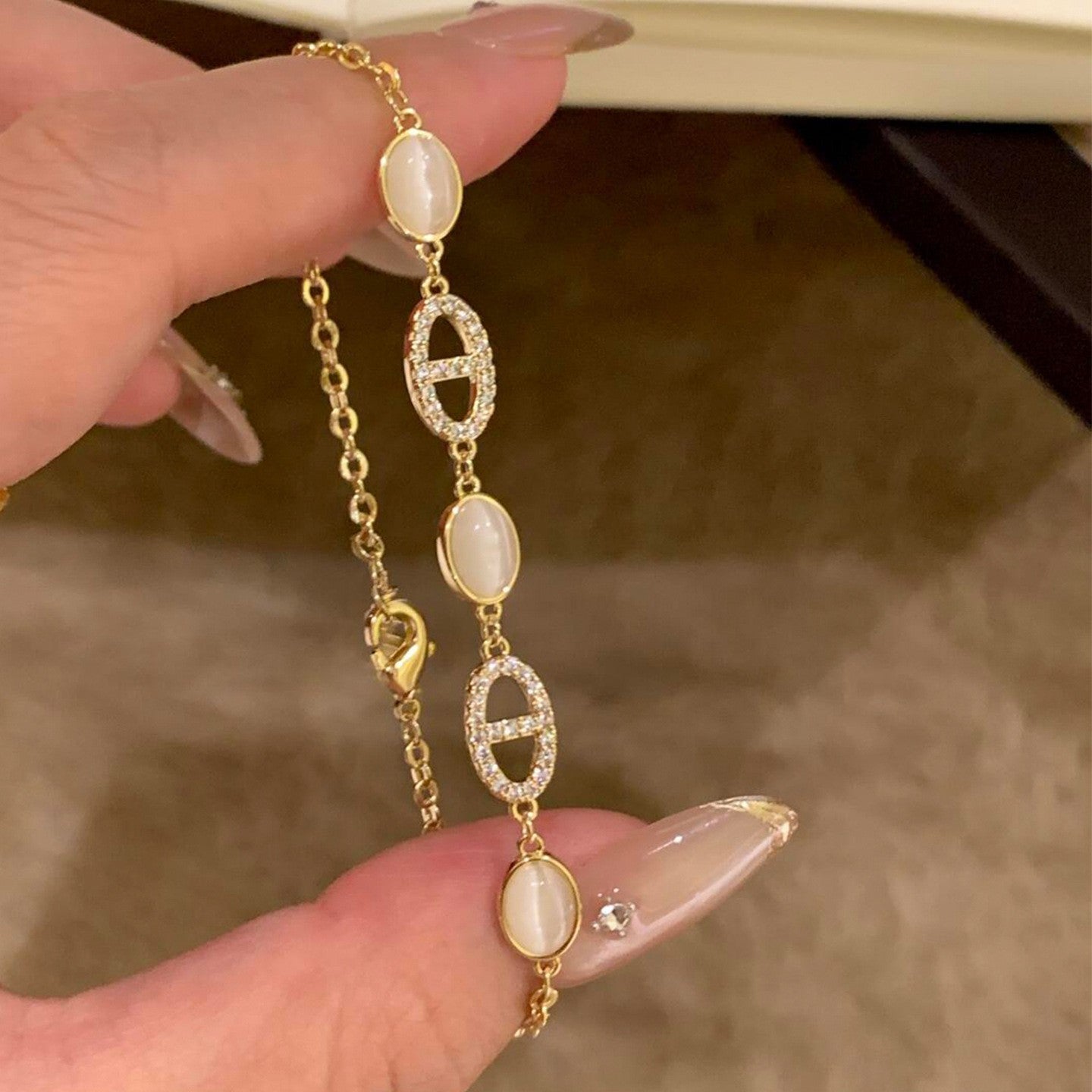 Elegante bracciale da donna con fiore geometrico e accenti in zircone, in rame placcato, stile trendy da ufficio, gioiello versatile e lussuoso per la mano