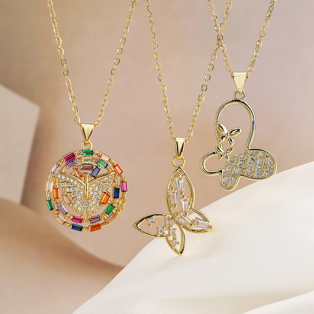 Collar con colgante de mariposa minimalista para mujer con cadena de cobre chapada en oro e incrustaciones de circonitas cúbicas