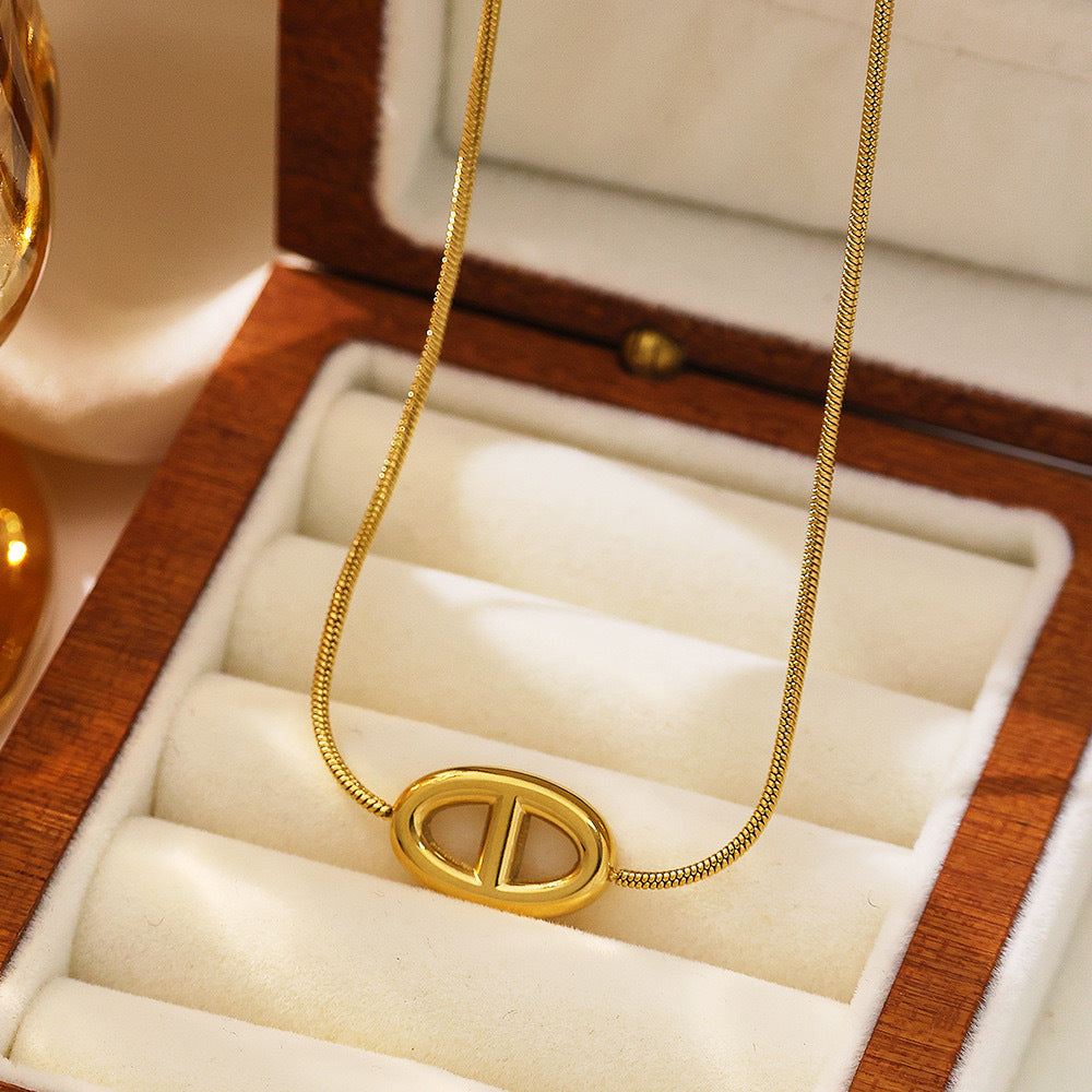 Collana Minimalista a Forma di Lettera in Acciaio al Titanio Placcato per Donna con Design a Catena O per Clavicole