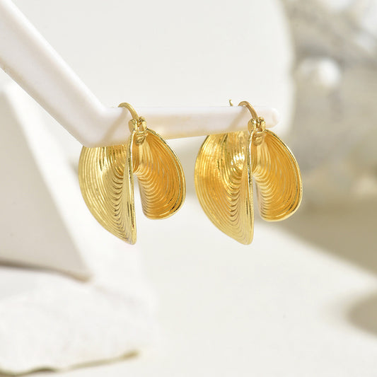 Pendientes minimalistas geométricos de aleación de zinc en forma de abanico con acabado chapado para mujer