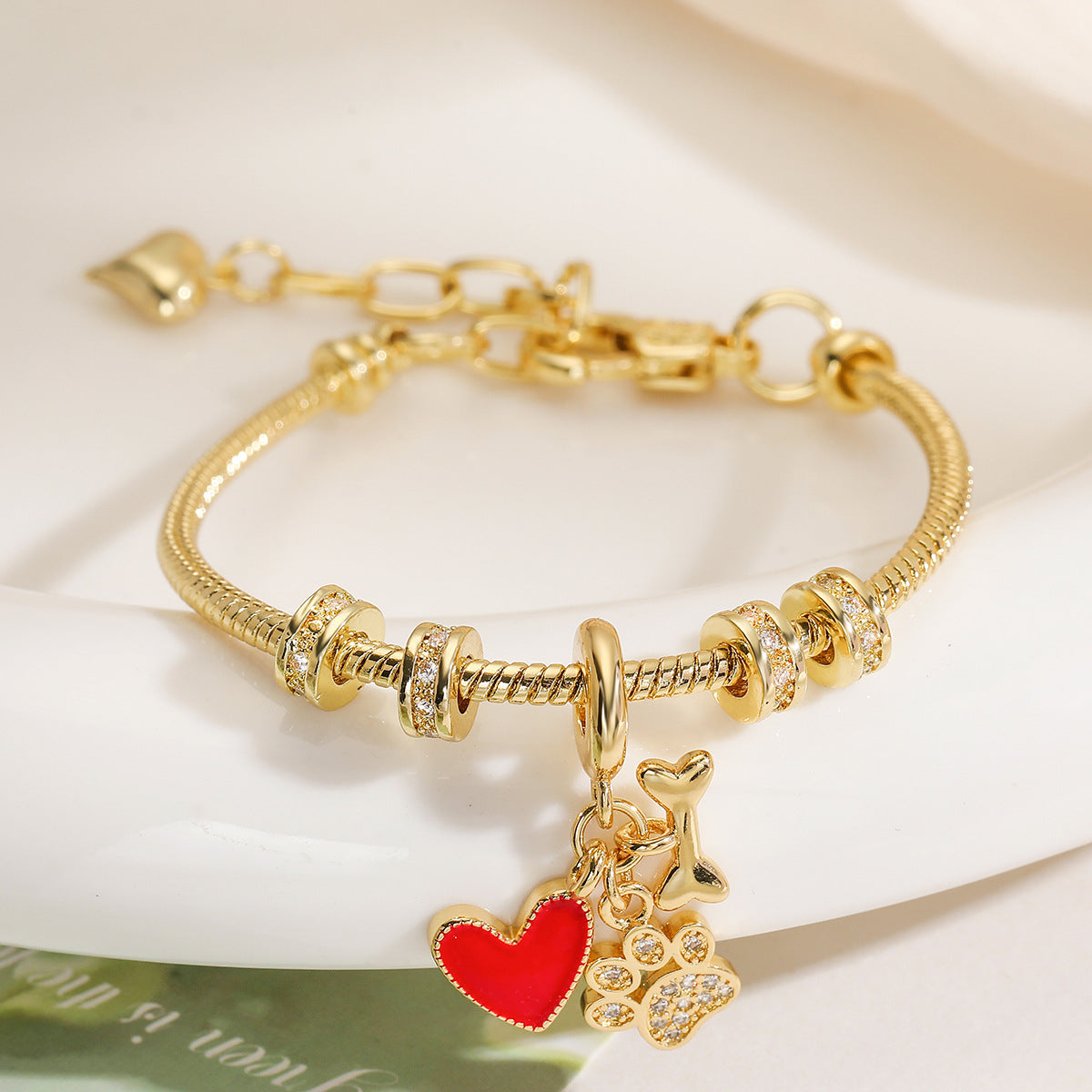 Fashion-Forward Heart and Floral Pendant Bracelet for Women in Copper with 18K Gold Plating and Zircon Inlay