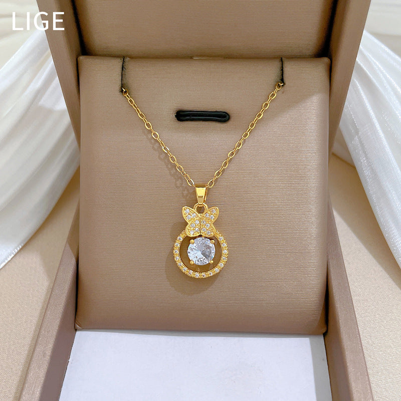 Collana da donna a farfalla minimalista in acciaio al titanio con intarsio di strass, catena regolabile per la clavicola