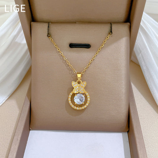 Collana da donna a farfalla minimalista in acciaio al titanio con intarsio di strass, catena regolabile per la clavicola