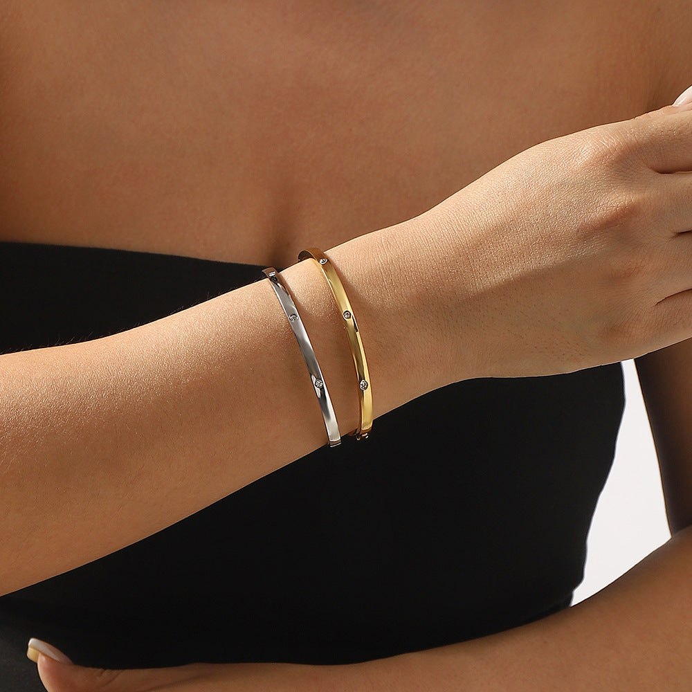 Pulsera de Acero Inoxidable Geométrica Minimalista con Incrustaciones de Circonita y Cierre de Resorte