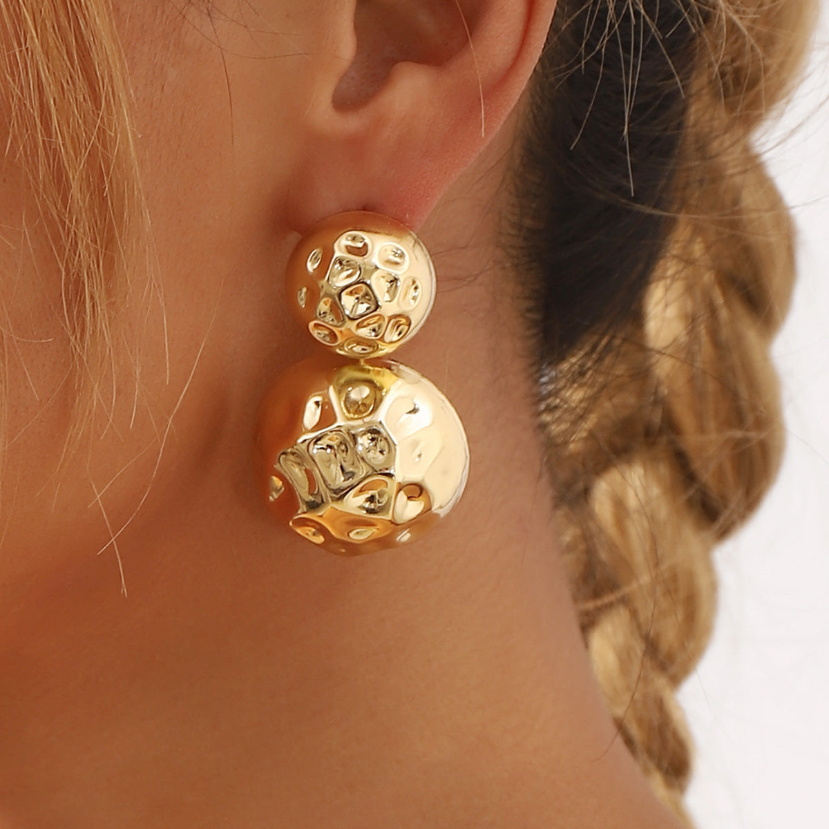 Pendientes redondos geométricos vintage con textura martillada y acabado galvanizado para mujer