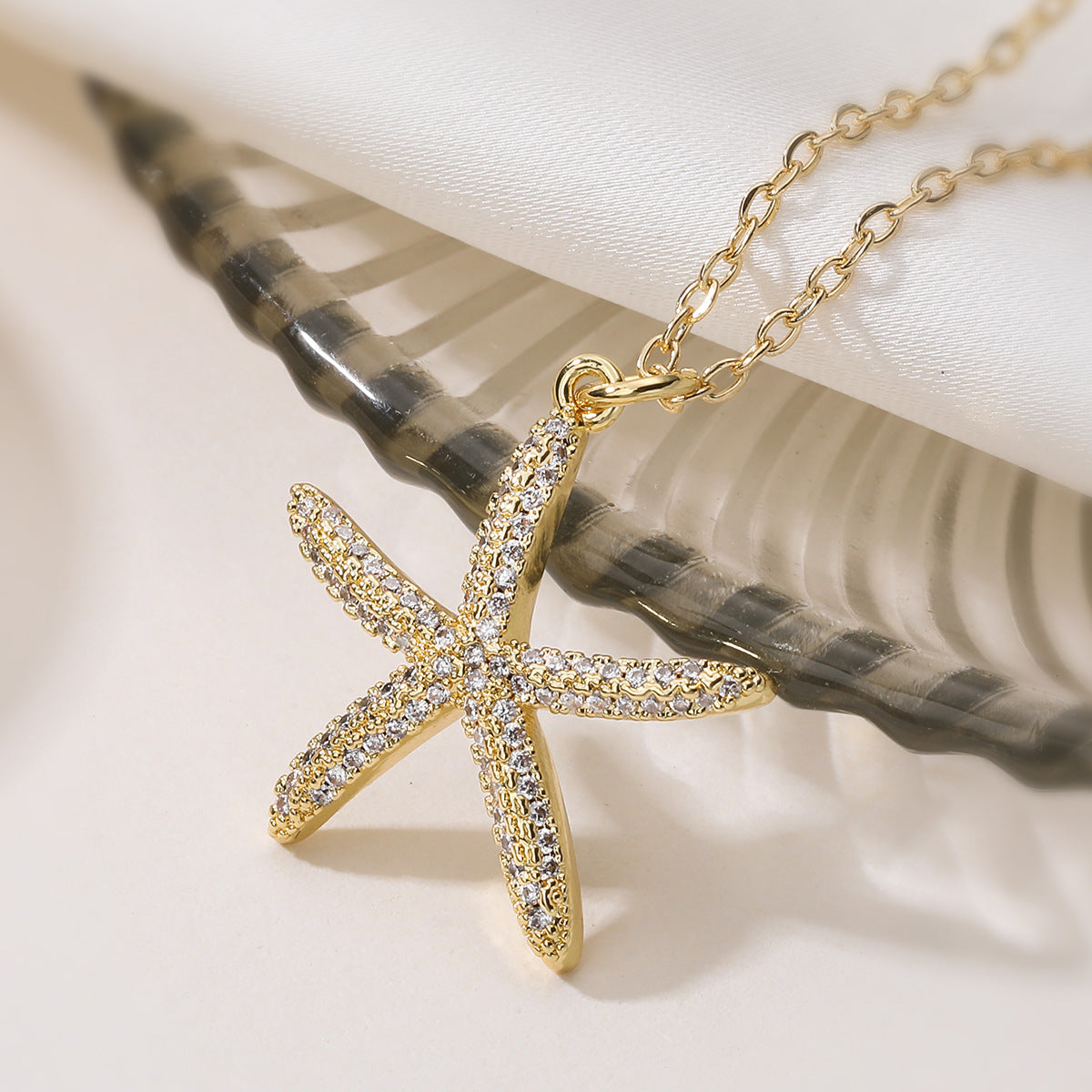 Elegant 18K Gold Plated Brass Starfish Cubic Zirconia Pendant Necklace for Women