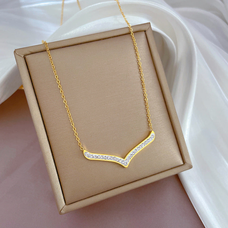 Collana girocollo a catena con strass a forma di V in acciaio al titanio minimalista con ciondolo floreale fresco e dolce