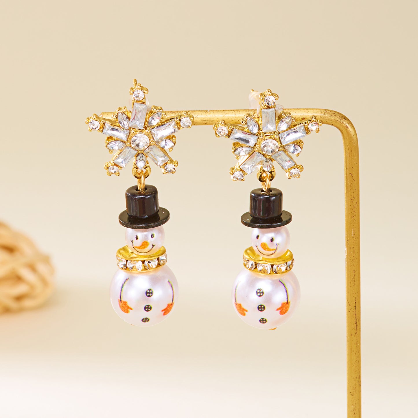Lindos aretes de muñeco de nieve navideño con circonitas y perlas sintéticas incrustadas en aleación con acabado chapado para mujer