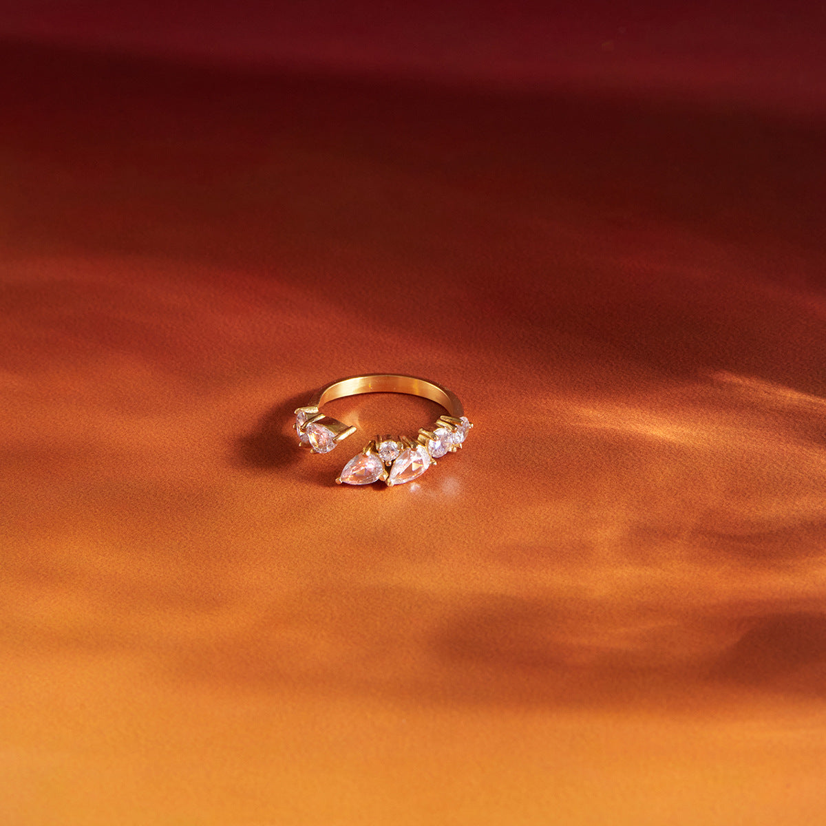 Anello aperto da donna in acciaio inossidabile geometrico placcato oro PVD con zirconi cubici