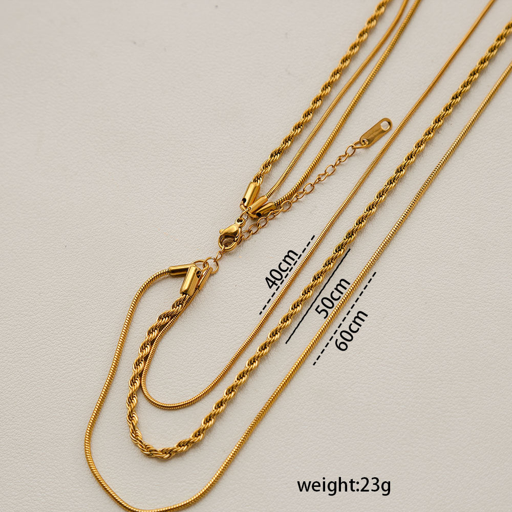 Collar de clavícula minimalista geométrico de titanio y acero de triple capa con baño de oro de 18K para mujer