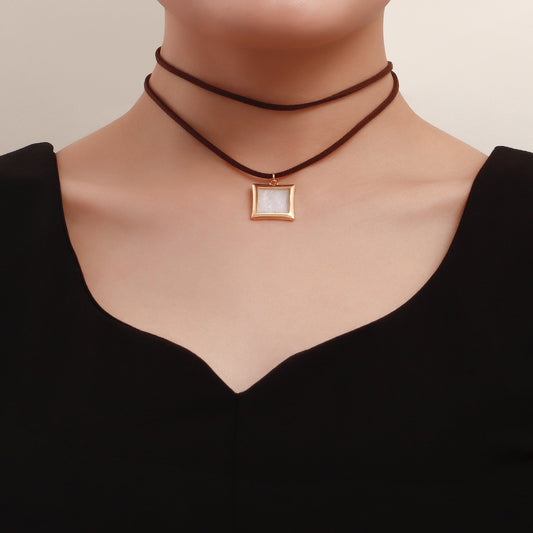 Collana con ciondolo geometrico minimalista in madreperla da donna con choker in velluto regolabile e catena in lega placcata oro