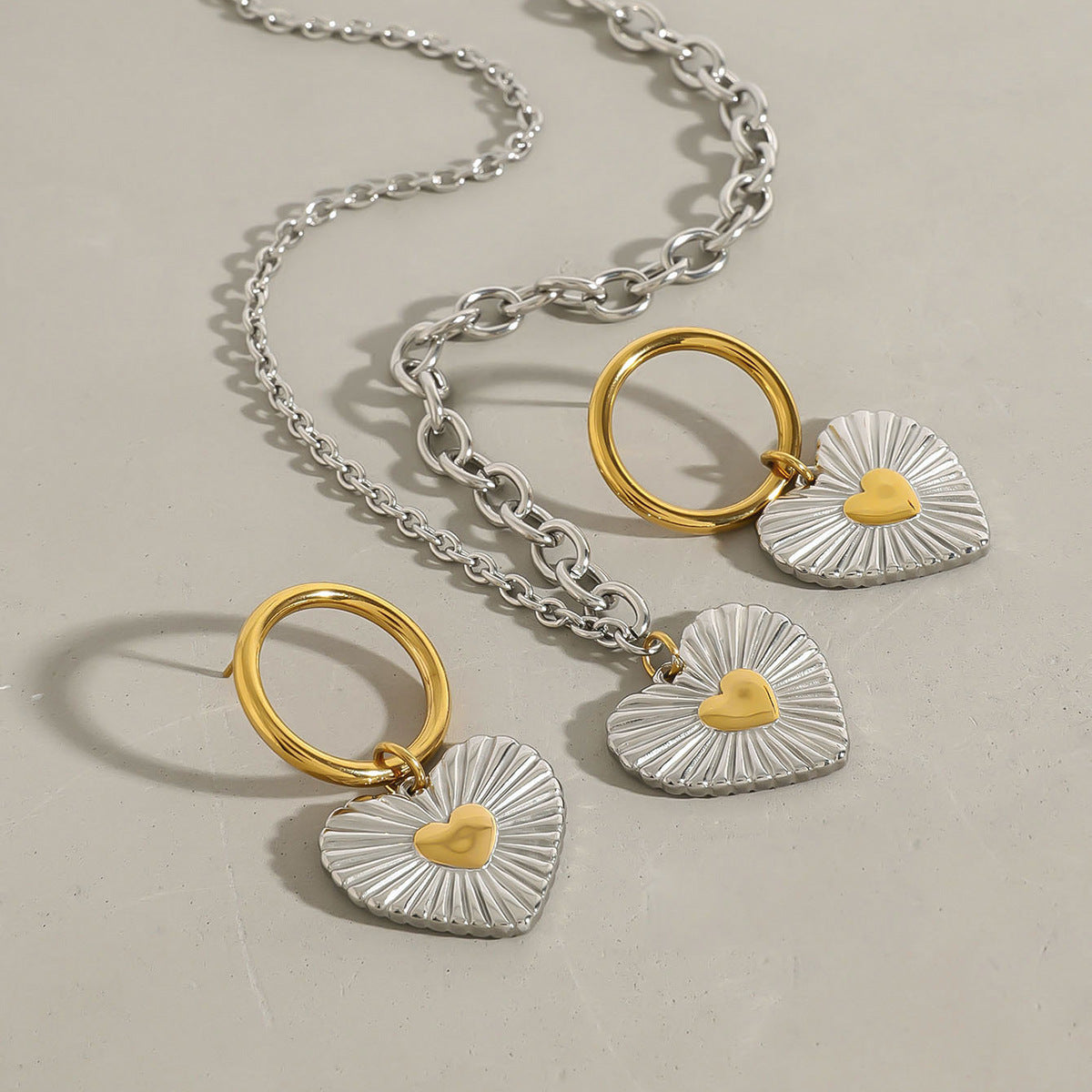 Set di gioielli da donna con ciondolo in acciaio inossidabile, collana minimalista in acciaio al titanio a forma di cuore con finitura placcata