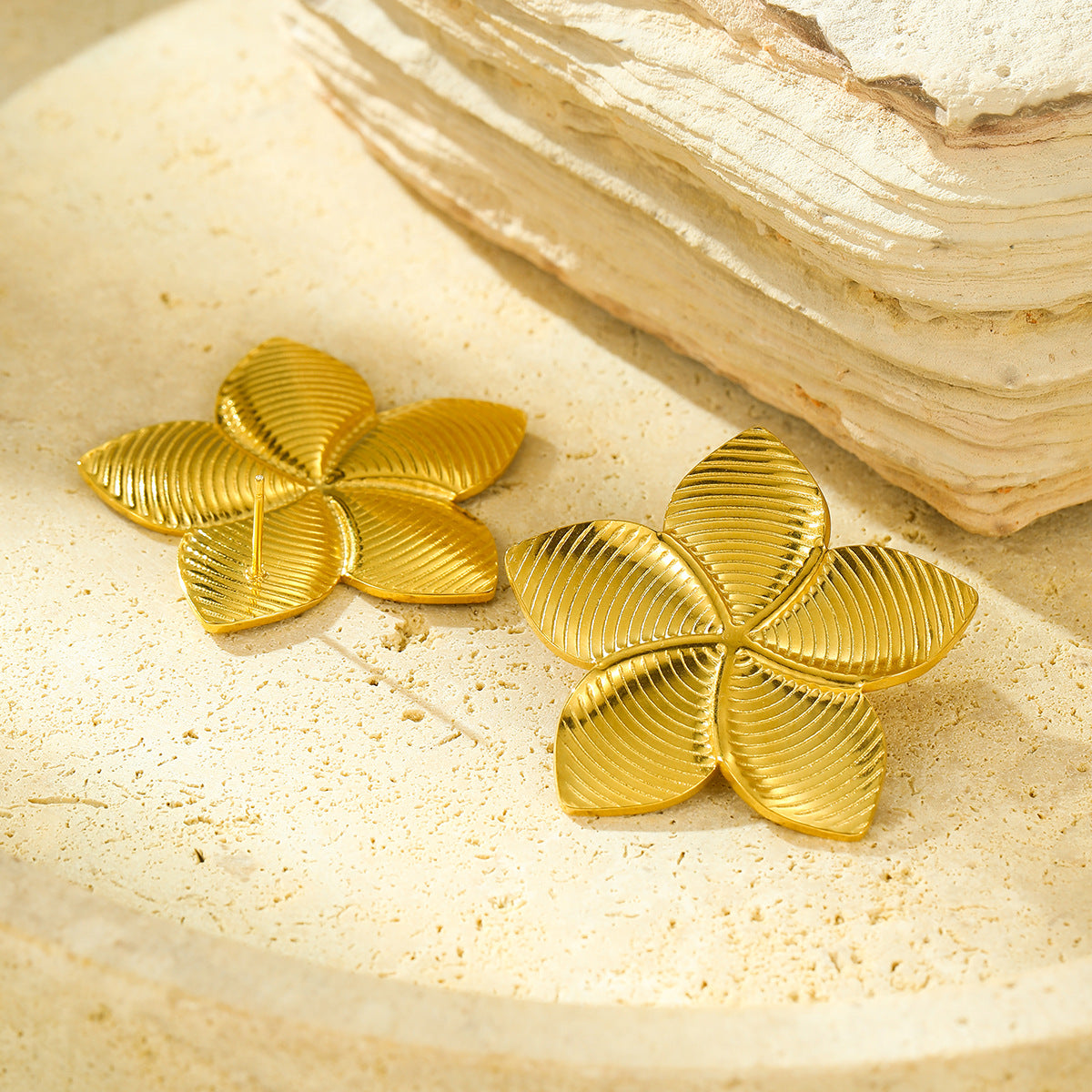 Orecchini alla moda a forma di foglia floreale in acciaio al titanio placcati oro 18 carati da donna