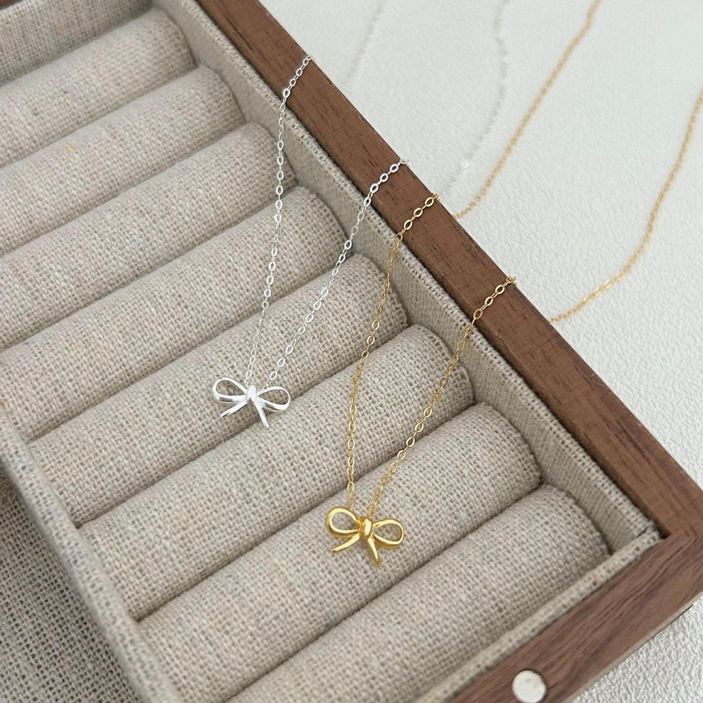 Collana minimalistica in argento sterling 925 a forma di fiocco con finitura placcata su catena snake da donna