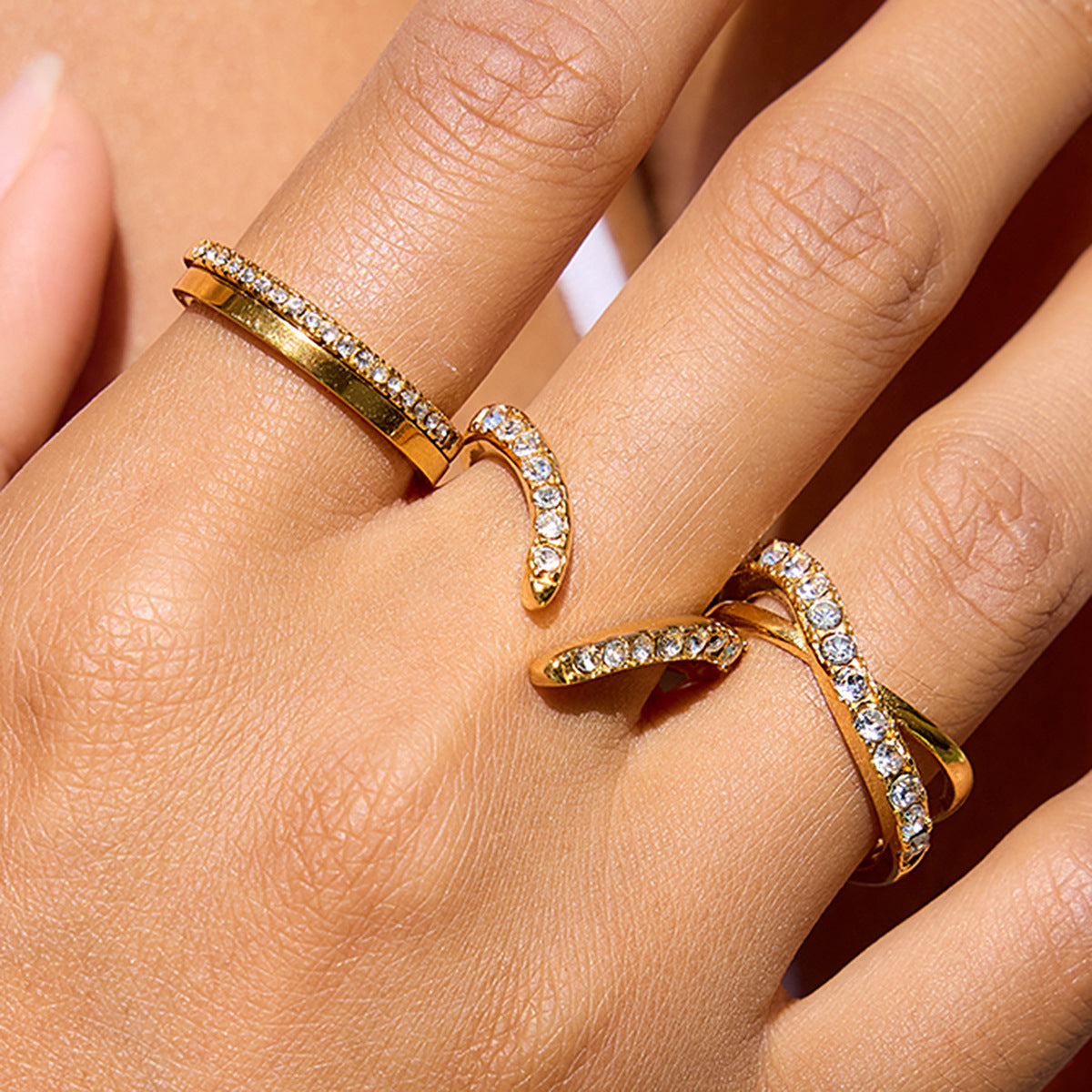 Anillo Geométrico de Acero Inoxidable Enchapado en Titanio para Mujer con Circonitas Blancas, Joyería Minimalista Elegante Adecuada para la Oficina