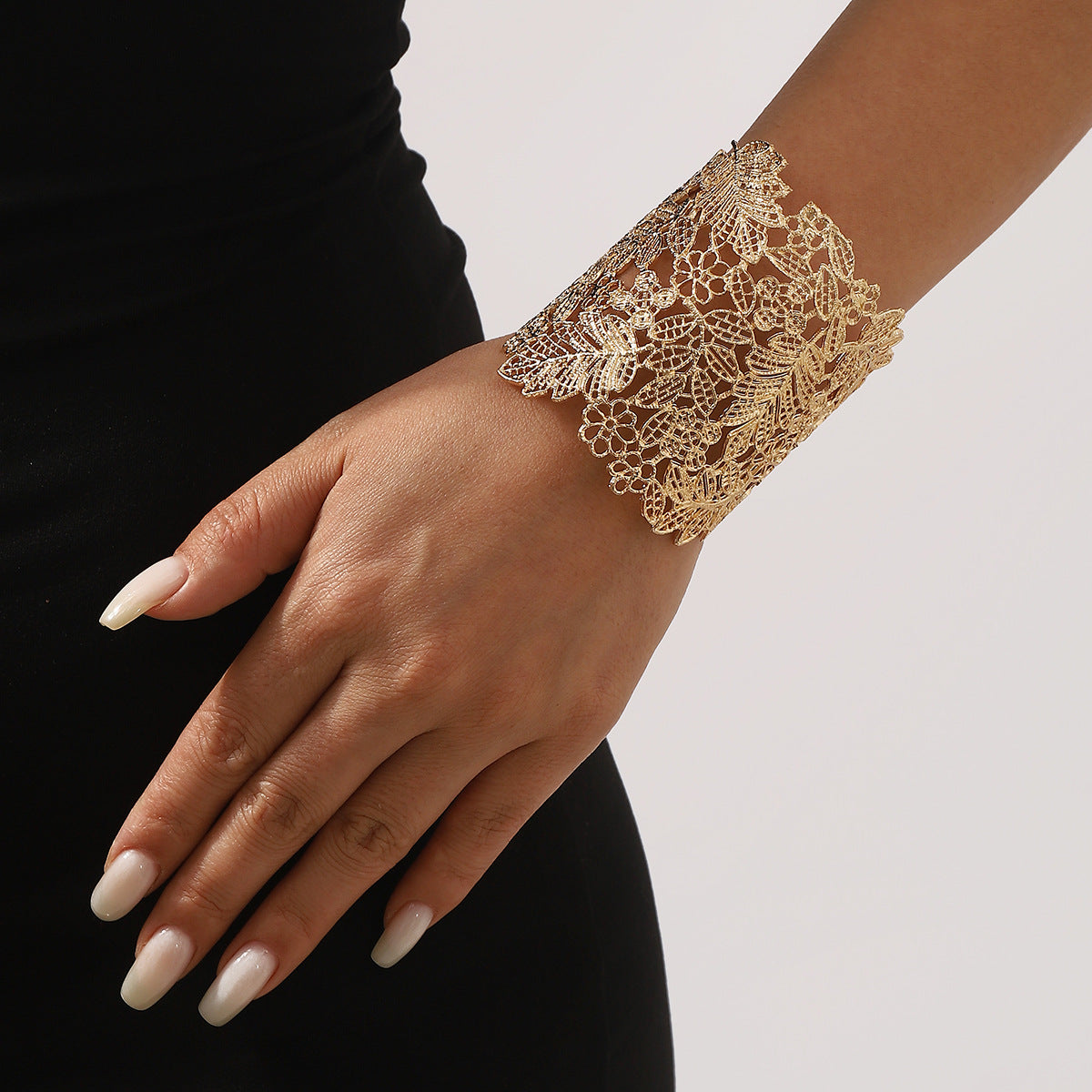 Bracciale rigido aperto minimalista di lusso con foglie e fiori per donna in lega con finitura placcata