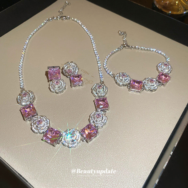 Set di collana e bracciale da donna con ciondolo quadrato a fiore in zircone stile lusso, con catena in rame e intarsio di strass