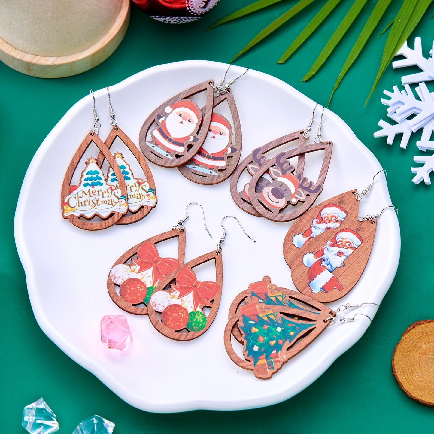 Orecchini natalizi pendenti vintage esotici in legno a forma di goccia con motivi di fiocchi di neve, alberi di Natale e Babbo Natale stampati