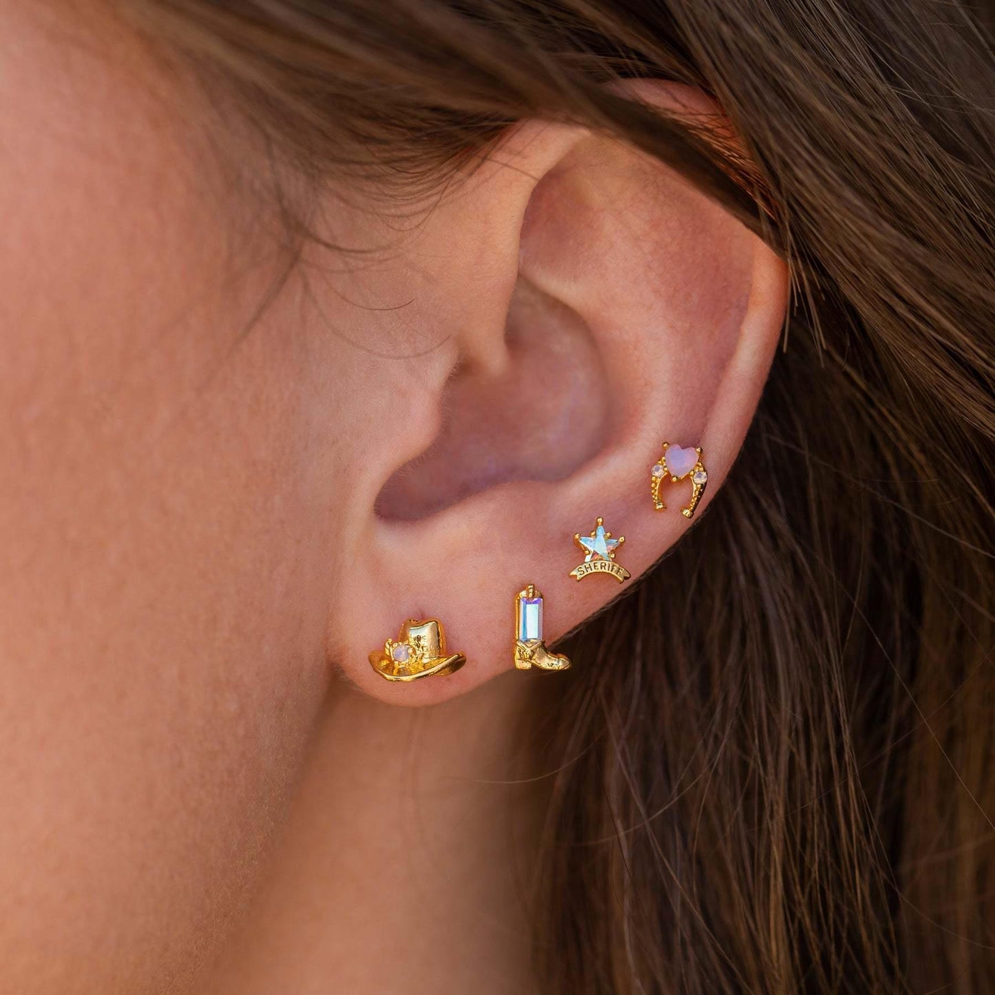 Aretes de Cobre Bañados en Oro Estilo Geométrico con Motivo de Botas y Sombrero de Vaquero