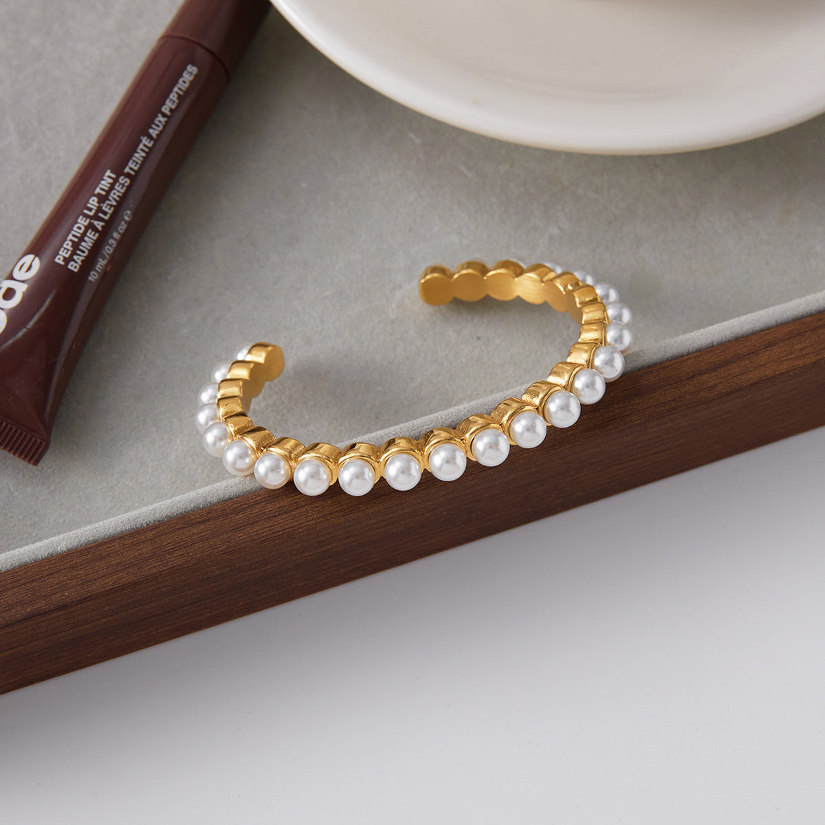 Pulsera de acero inoxidable chapado con perlas de resina y diseño geométrico minimalista para mujer